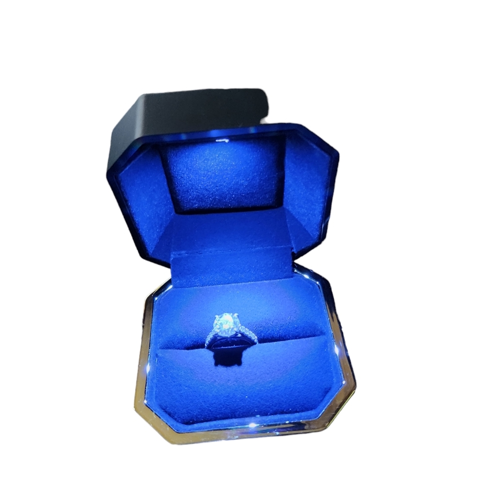 NWT: LED LIGHT RING CASE - Picture 1 of 8